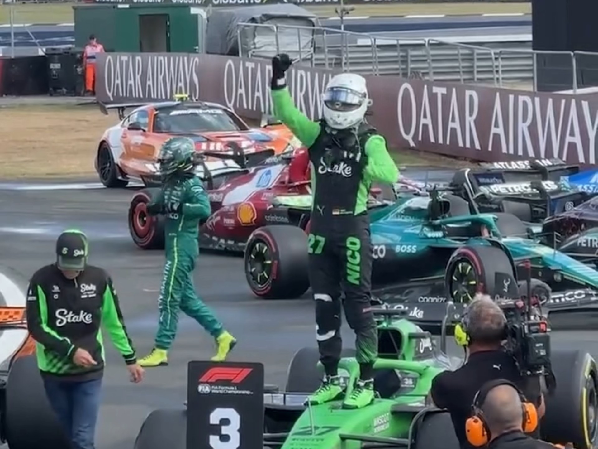 关于梅赛德斯轻取索伯车队，塞恩斯点燃赛场的信息