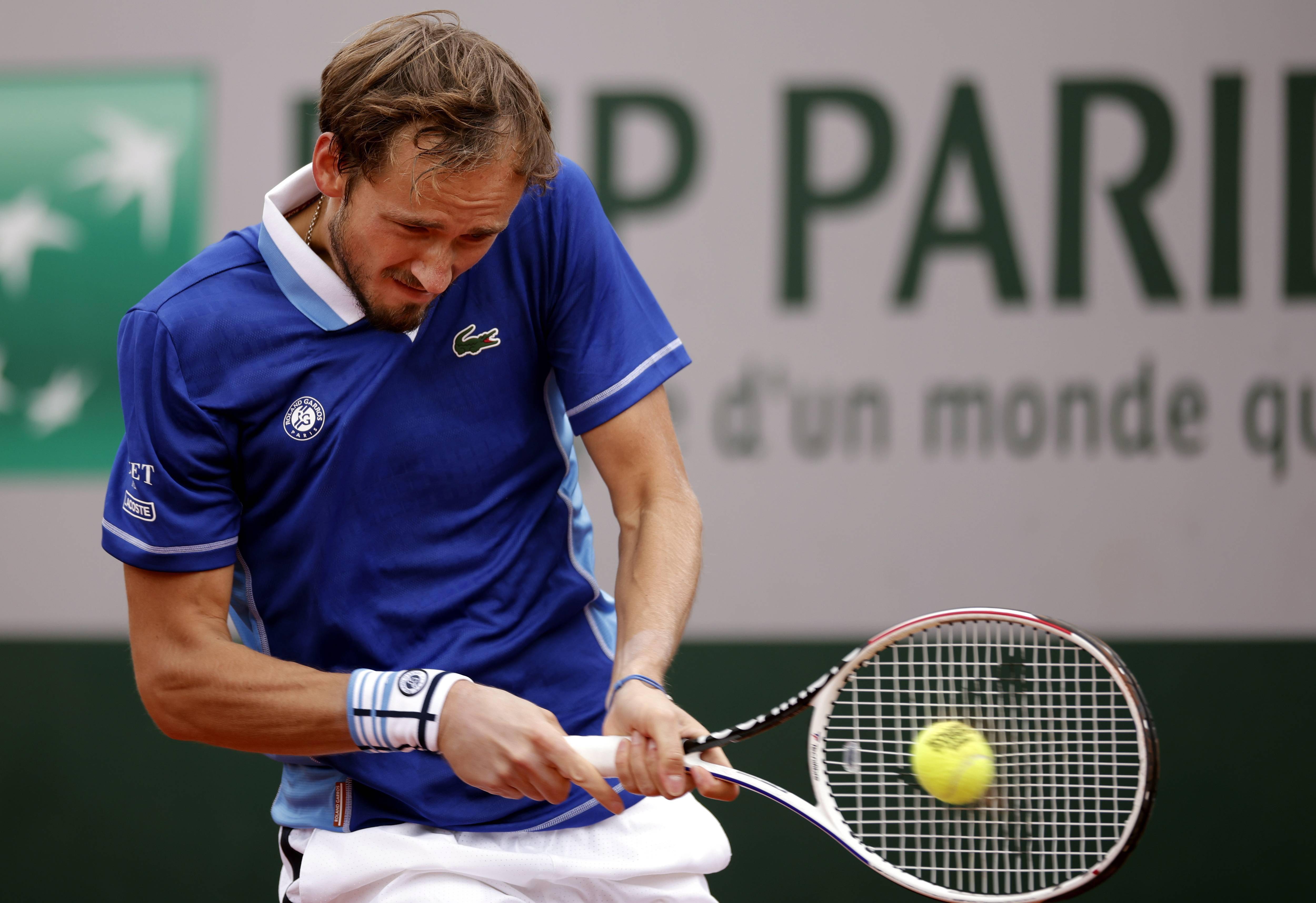 关于世界网球队轻取德国网球队,梅德韦杰夫完成帽子戏法的信息 关于世界网球队轻取德国网球队,梅德韦杰夫完成帽子戏法的信息