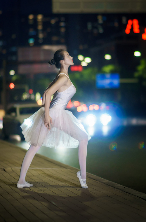 篮网铁血防守令新疆窒息，西甲国家德比浓眉上演王者归来