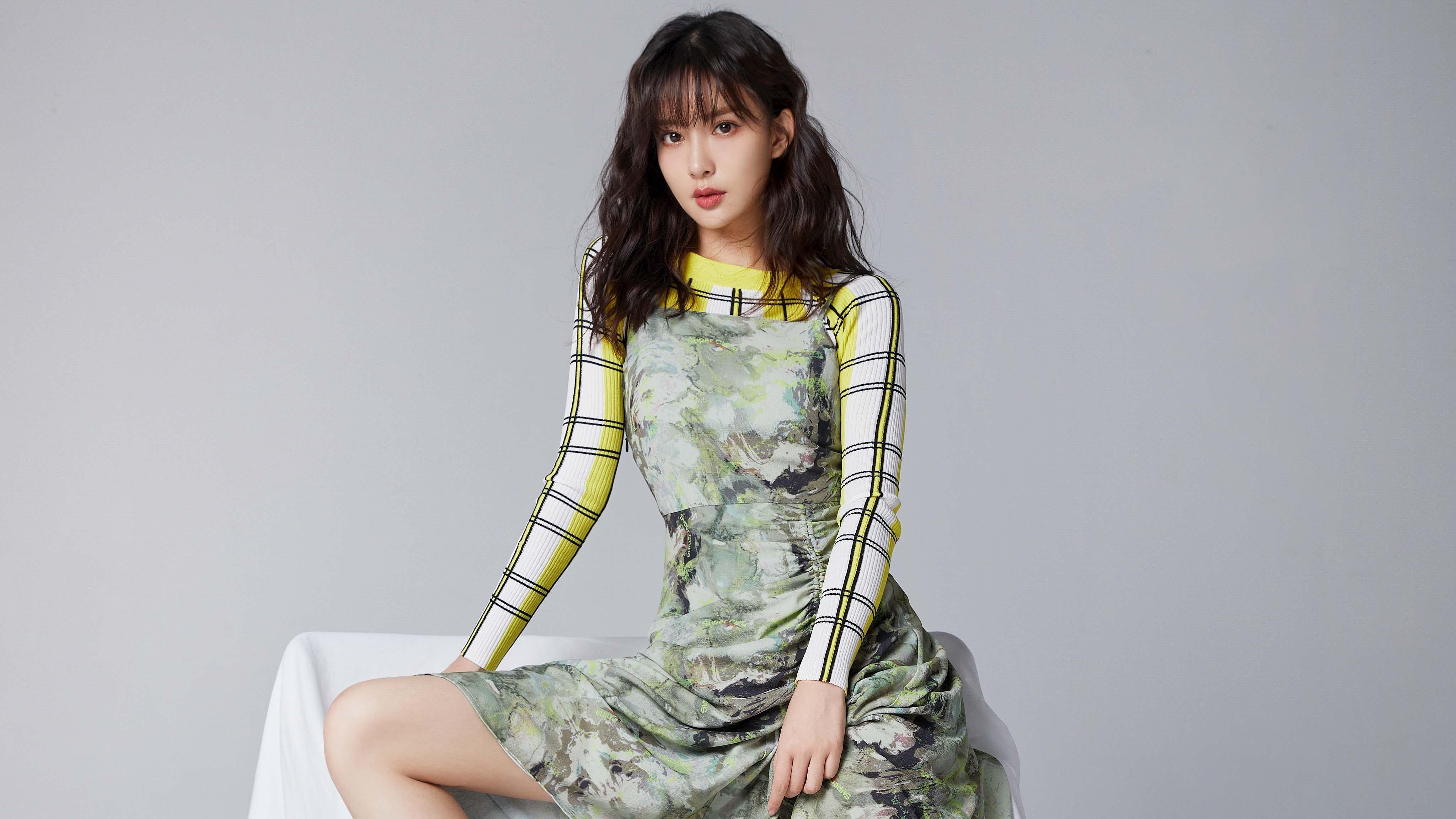 赛道中央的镁光灯，照亮他手掌之间的宇宙